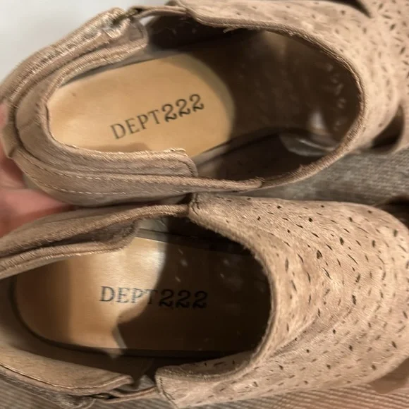 Dept. 222 tan suede heeled sandals , size 8 1/2. - Picture 7 of 15